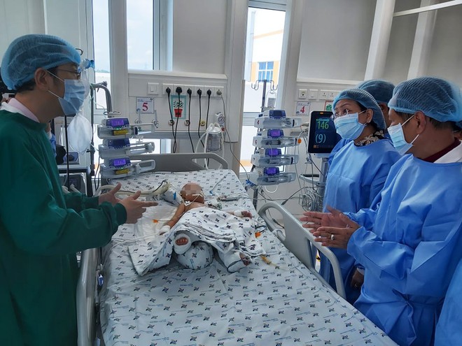 Chị em Song Nhi nhoẻn miệng cười khi Phó Chủ tịch nước đến thăm