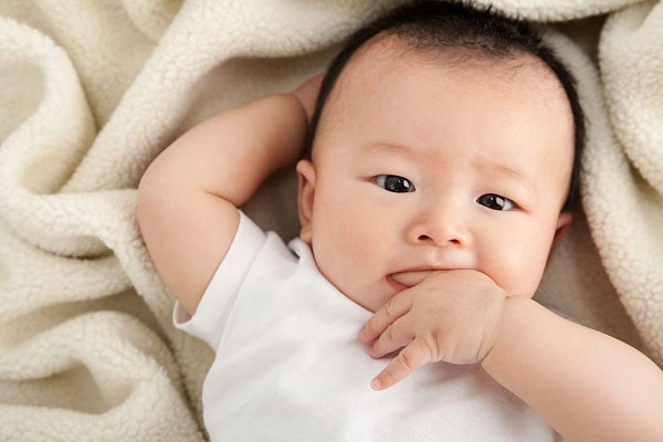 Chia sẻ cách điều trị táo bón cho trẻ mới ăn dặm