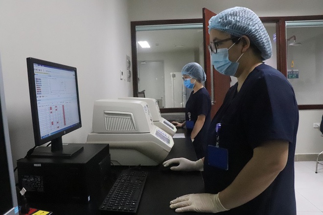 Chiến binh thầm lặng trong phòng xét nghiệm Covid-19