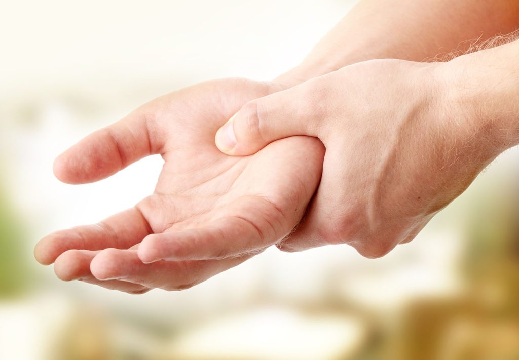 Chớ nên xem thường bệnh run tay!