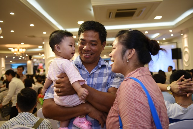 Niềm vui của c&aacute;c cặp vợ chồng khi c&oacute; con nhờ TTTON