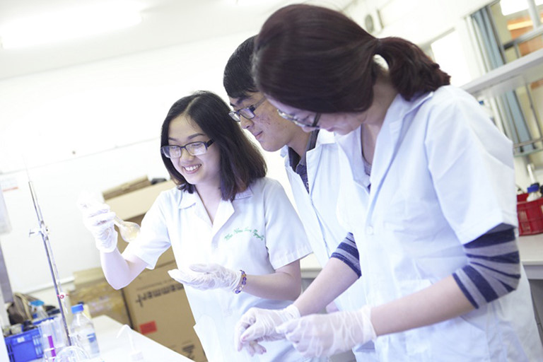 Sinh viên trong một giờ thí nghiệm ngành công nghệ thực phẩm