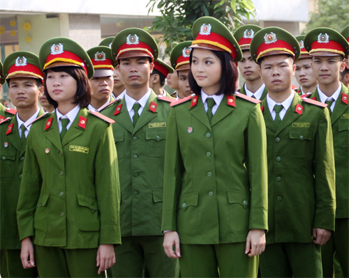 Con gái nên học An ninh hay Cảnh sát?