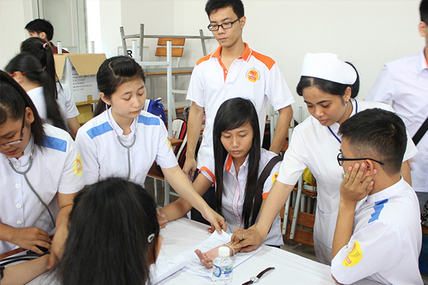 Điều Dưỡng l&agrave; một trong những ng&agrave;nh đang được rất nhiều th&iacute; sinh nam quan t&acirc;m