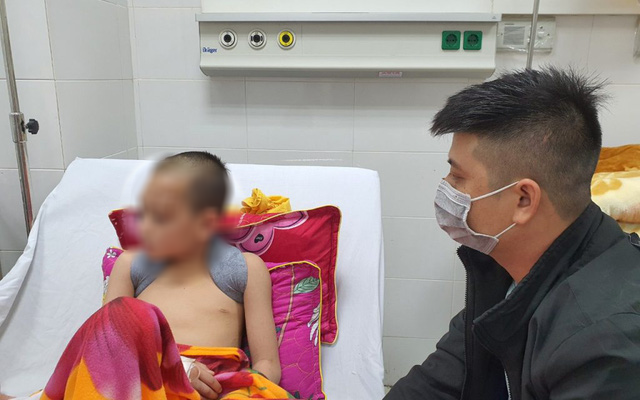 Cứu bệnh nhi vỡ xương sọ, dập não do ngã xe máy