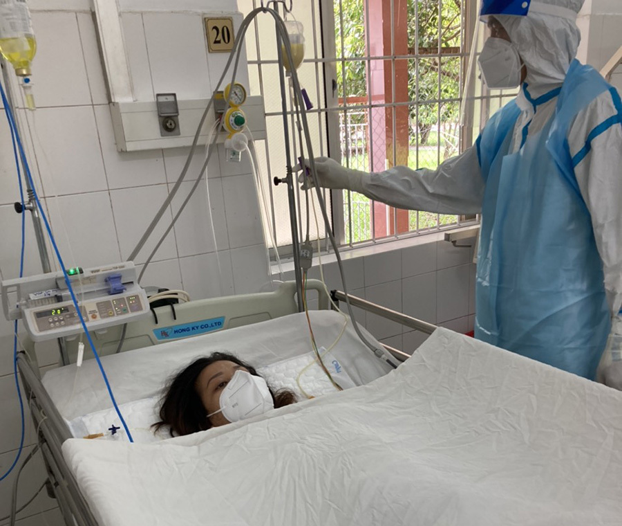 cuu-song-me-con-san-phu-mac-covid