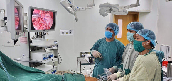 Dạ dày cụ bà nằm gần trọn trong lồng ngực, bác sĩ Cần Thơ mổ 3 tiếng