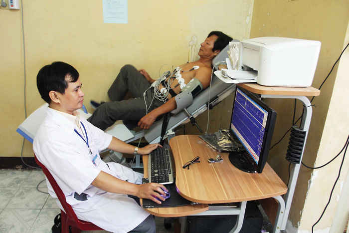 Đo điện t&acirc;m đồ cho người bệnh