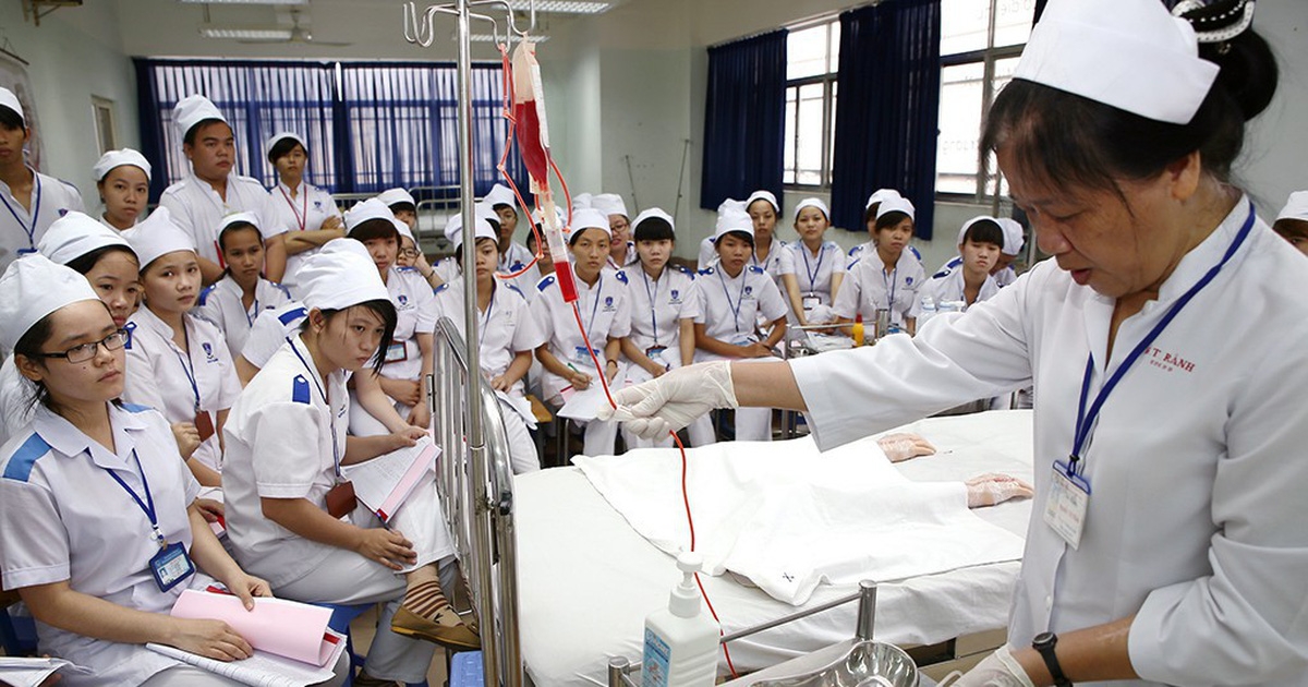 lương điều dưỡng vi&ecirc;n hạng 4