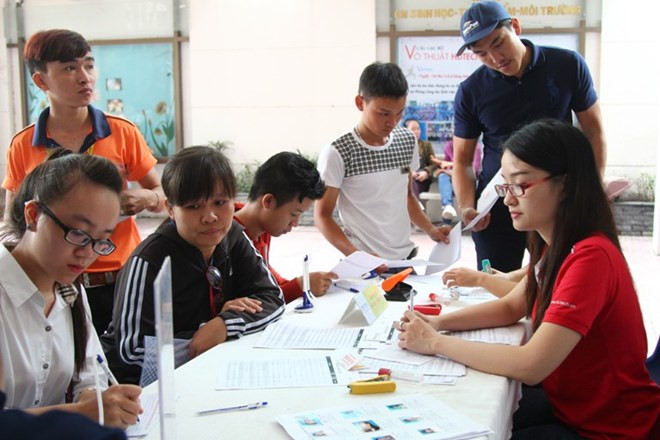 Th&iacute; sinh chuẩn bị đầy đủ hồ sơ để theo học ng&agrave;nh Dược 