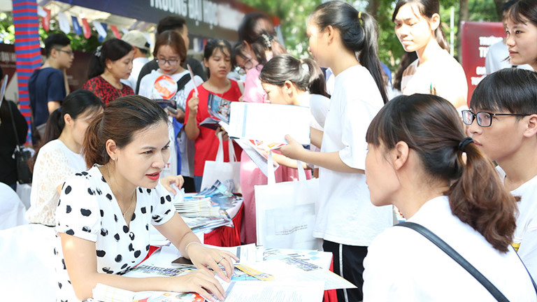 doi-tuong-nao-bi-dinh-chi-thi