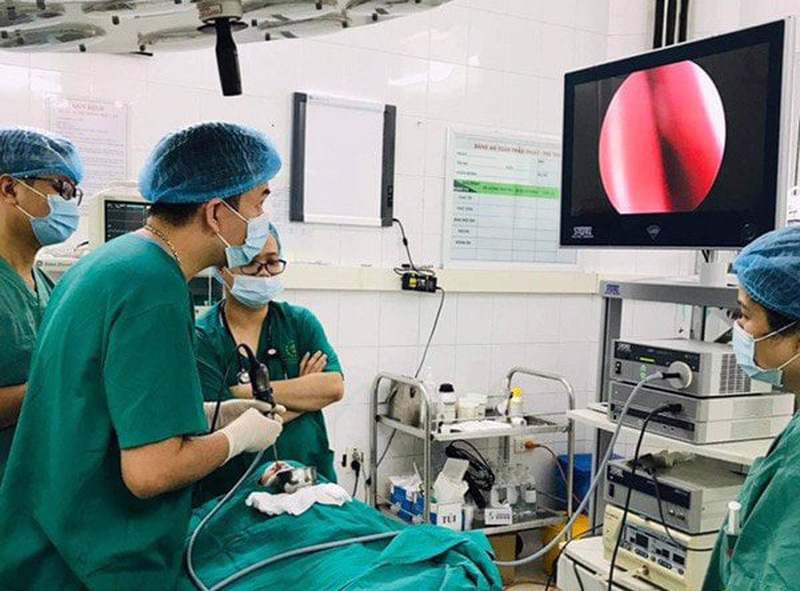 Gắp 2 chiếc cúc áo trong mũi bé 31 tháng tuổi