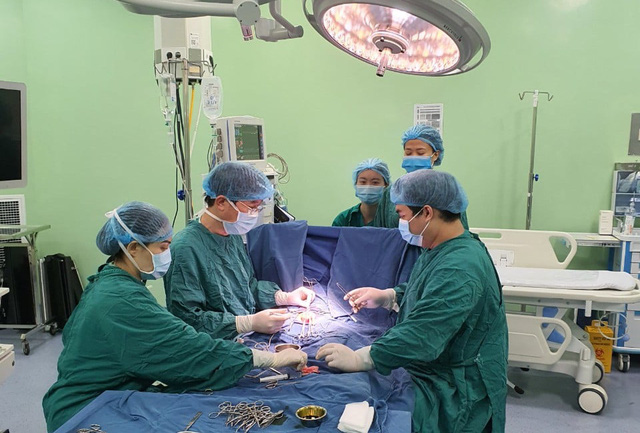 Ghép thận thành công cho bé trai suy thận giai đoạn cuối có đột biến gen