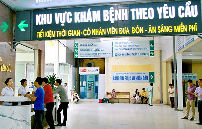 Bệnh nh&acirc;n kh&aacute;m chữa bệnh bằng dịch vụ
