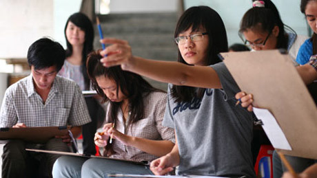 Khối V gồm tổ hợp x&eacute;t tuyển 3 m&ocirc;n Văn- L&yacute;- Vẽ