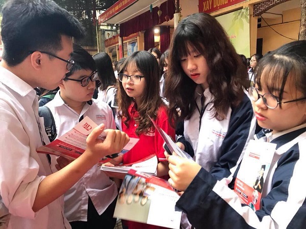 Th&iacute; sinh chuẩn bị l&agrave;m thủ tục hồ sơ đăng k&yacute; dự tuyển