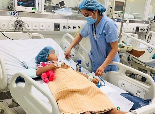 Hai b&eacute; sau khi ngộ độc đang được theo d&otilde;i tại viện