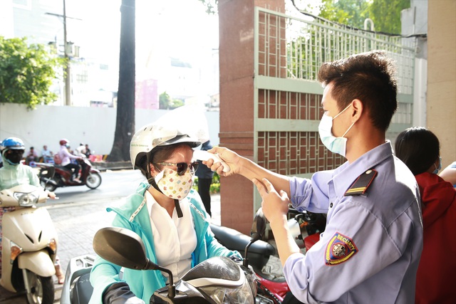 hang-loat-truong-dai-hoc-cho-sinh-vien-nghi-covid