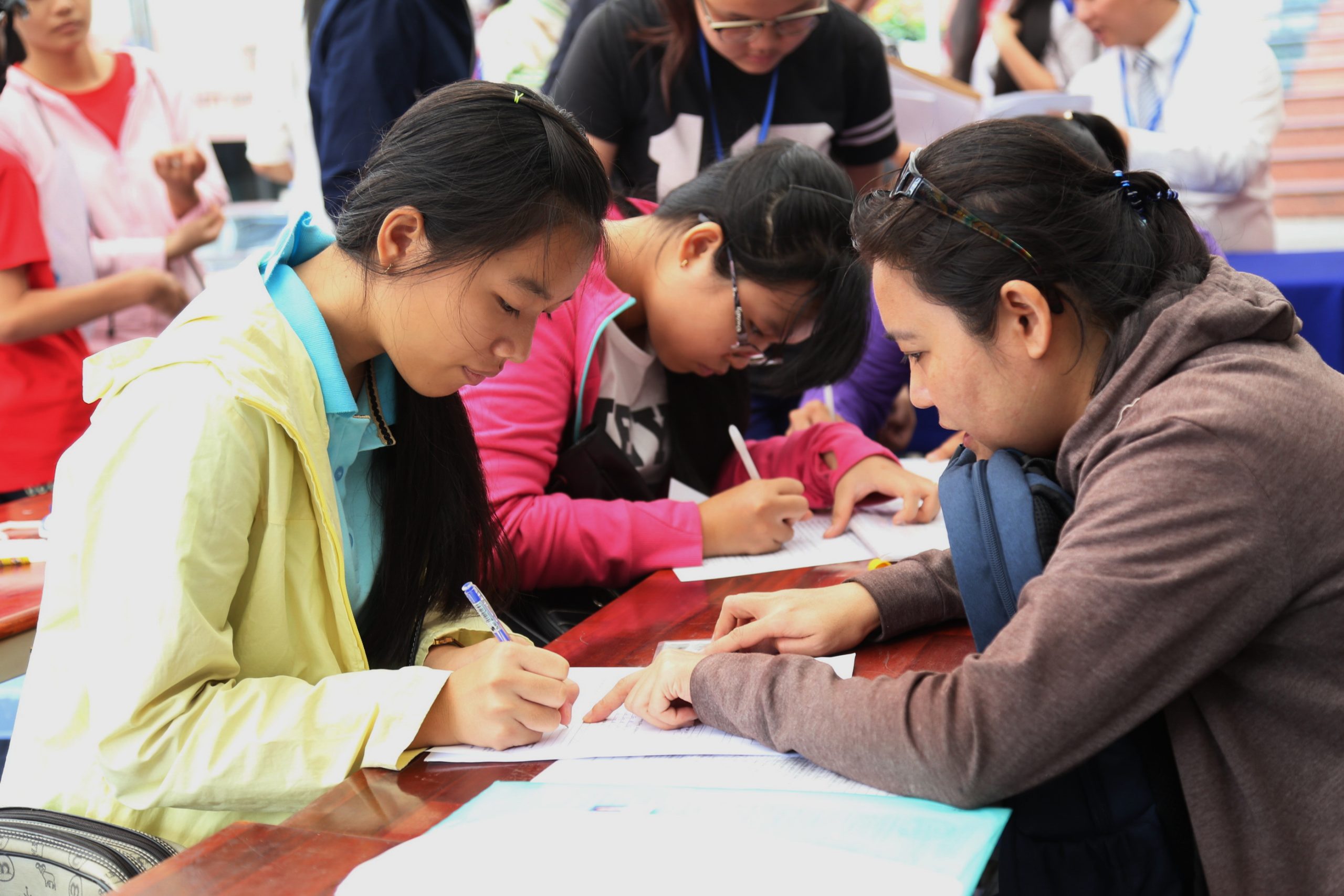 Thí sinh cả nước làm thủ tục đăng ký dự thi THPT quốc gia năm 2019