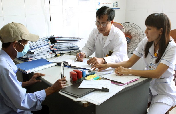 Nh&acirc;n vi&ecirc;n y tế ph&aacute;t thuốc ARV do Bảo hiểm y tế chi trả cho người bệnh