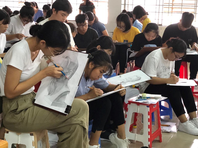 Th&iacute; sinh dự thi m&ocirc;n Vẽ của khối V 