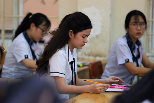 Các thí sinh điền thông tin bản đăng ký dự thi THPT quốc gia