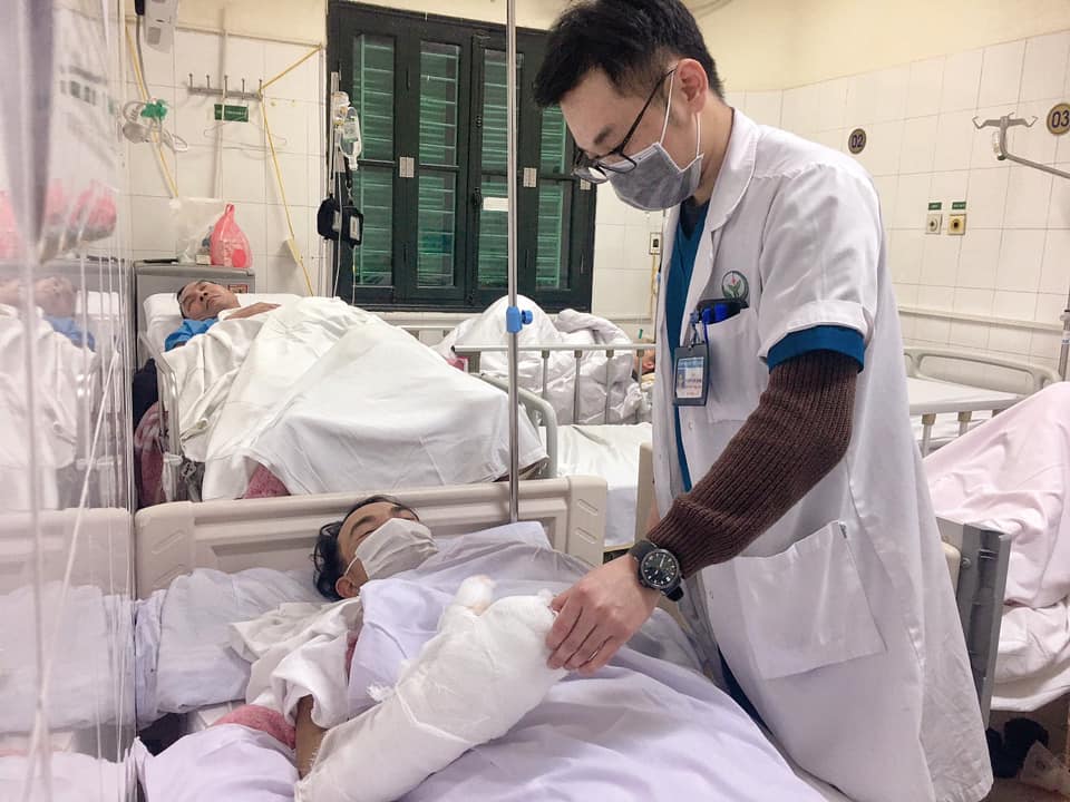 Làm pháo tự chế để chơi trước Tết, 2 người đàn ông bị dập nát tay