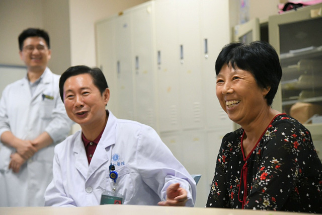 B&agrave; Ho&agrave;ng Duy&ecirc;n Chấn vui mừng v&igrave; l&agrave; người đầu ti&ecirc;n tr&ecirc;n thế giới đ&atilde; lấy lại được thị lực nhờ gh&eacute;p gi&aacute;c mạc của lợn