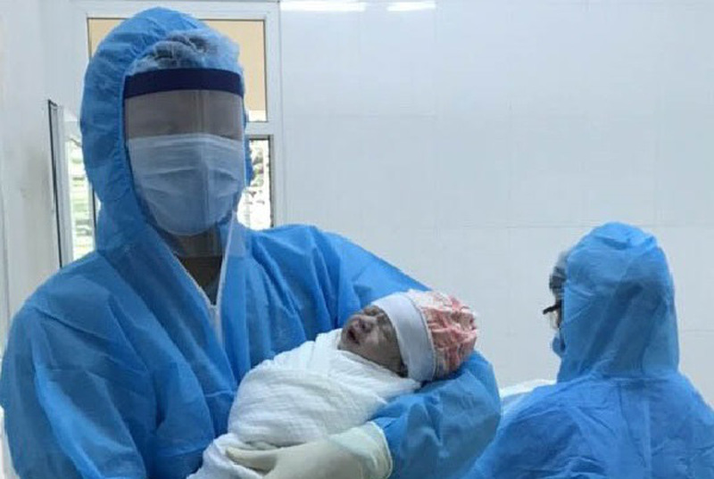 Lào Cai: Một em bé chào đời tại khu cách ly COVID-19