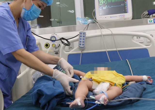 Lấy nhầm cồn rửa mũi cho con, bé 8 tháng tuổi phải lọc máu liên tục