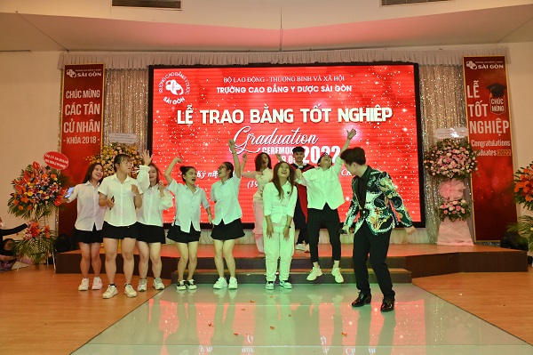 sinh vi&ecirc;n Trường Cao đẳng Y Dược S&agrave;i G&ograve;n biểu diễn văn nghệ