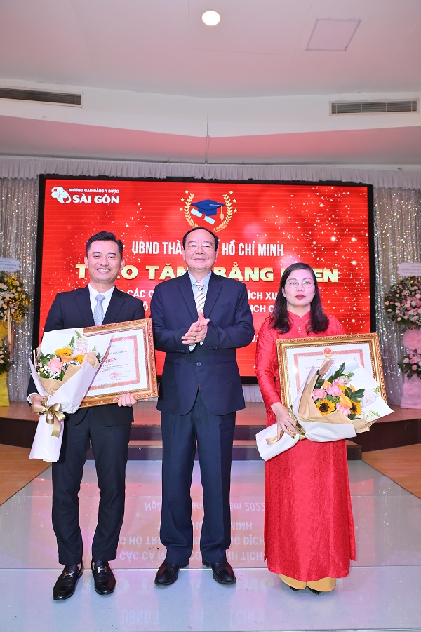 Thầy c&ocirc; Trường Cao đẳng Y Dược S&agrave;i G&ograve;n nhận bằng khen 
