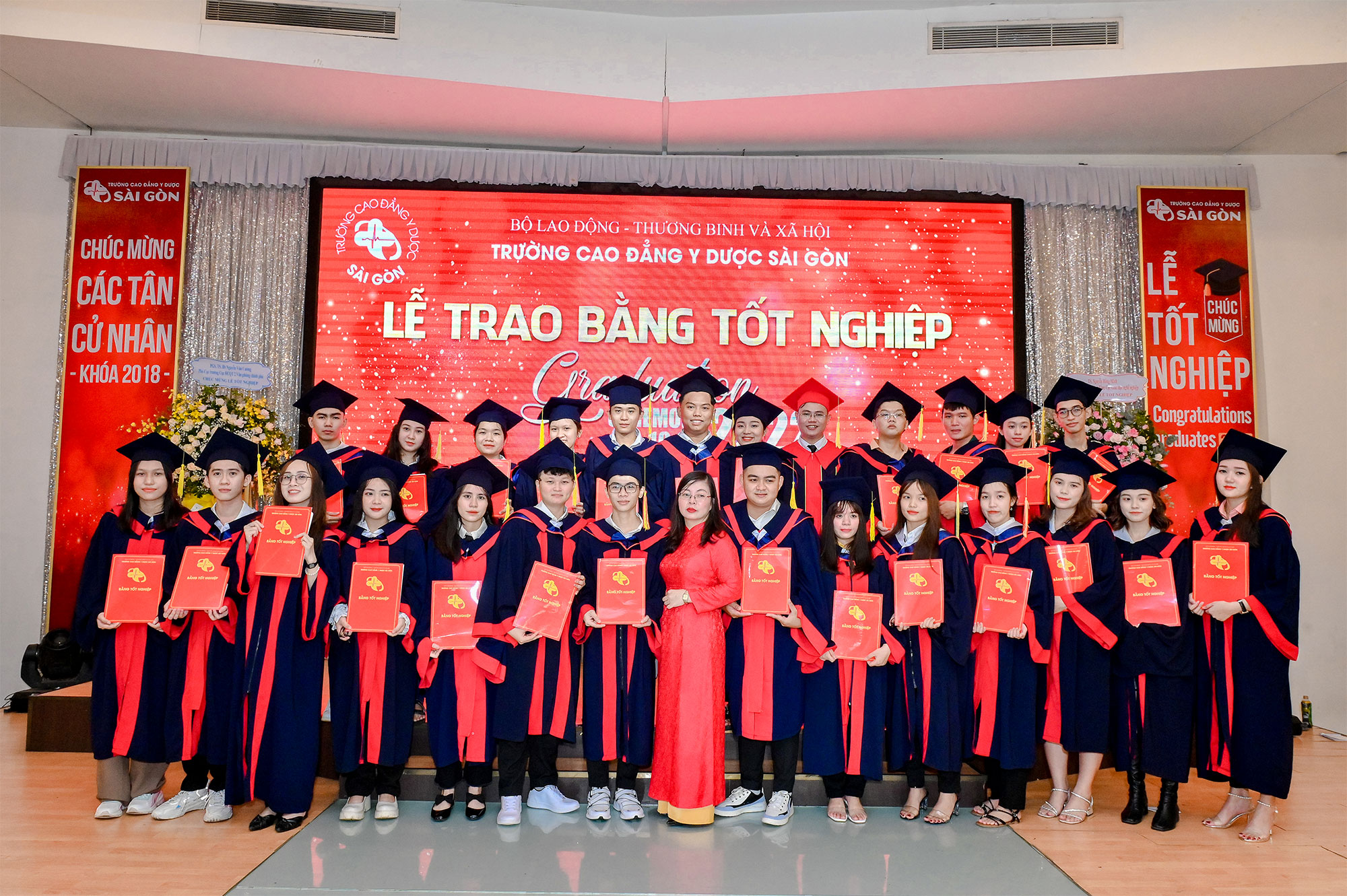 sinh vi&ecirc;n Trường Cao đẳng Y Dược S&agrave;i G&ograve;n chụp h&igrave;nh lưu niệm c&ugrave;ng c&ocirc; hiệu ph&oacute;