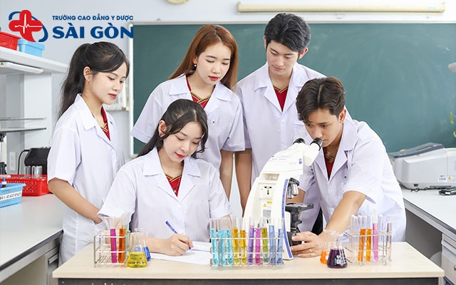 Ngành y dược đang là ngành học được nhiều sinh viên quan tâm