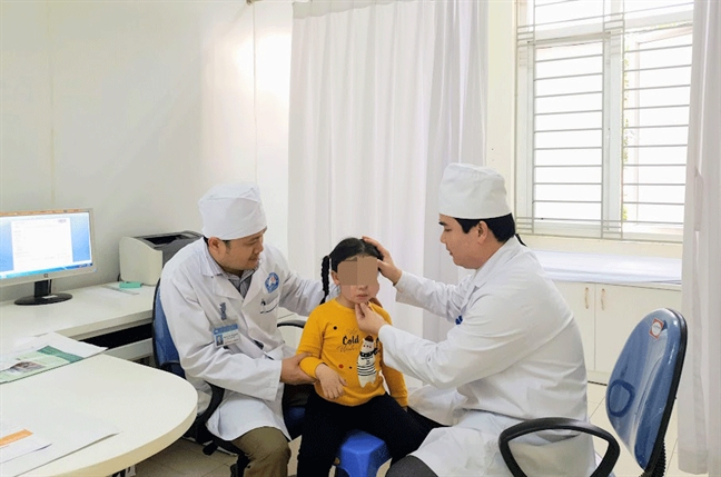 Lục thùng rác tìm mảnh mũi để làm lại mũi cho bé gái 5 tuổi