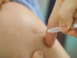 Mạng xã hội truyền tin "uống thuốc dự phòng trước tiêm vắc-xin COVID-19 giảm phản ứng phụ", chuyên gia nói gì?