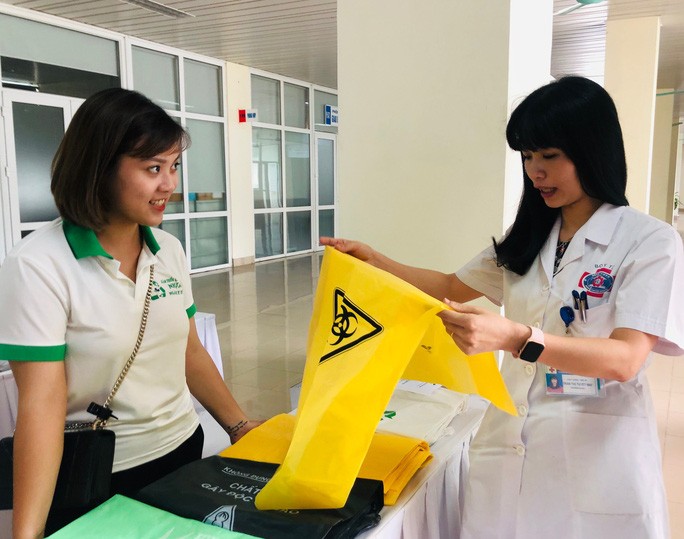 Túi đựng rác thải y tế làm từ bột sắn tại Bệnh viện K