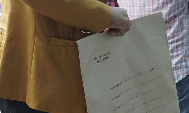 Bao đựng phim nhũ ảnh, X-quang, MRI, CT tại Bệnh viện Ung bướu TP. HCM được chuyển sang dùng túi giấy