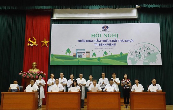 Mỗi tháng, Bệnh viện K sử dụng gần 1 tấn túi nilon để đựng rác