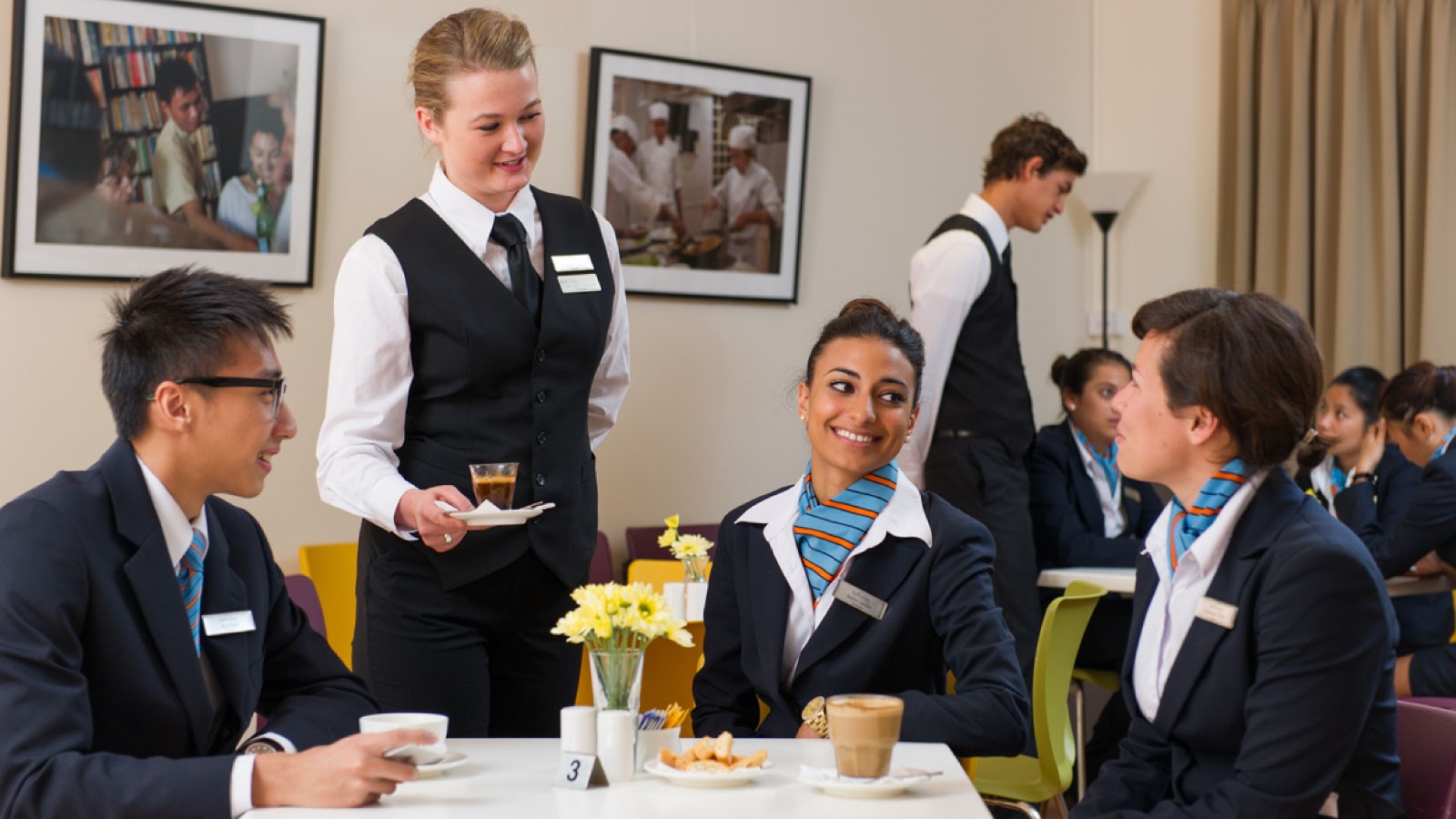 C&aacute;c vị tr&iacute; nh&acirc;n sự trong nh&agrave; h&agrave;ng đều được trả mức lương tương xứng