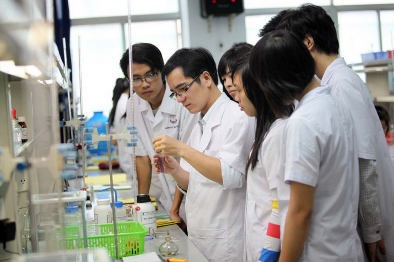 Dược sĩ trong tương lai l&agrave; ước mơ của rất nhiều bạn trẻ