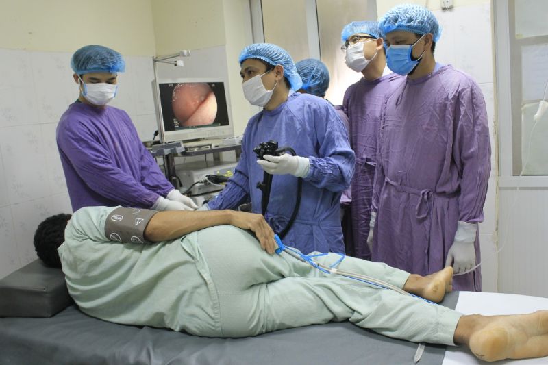 Nam bệnh nhân bị 20 con giun mỏ hút máu, đâm thủng ruột non