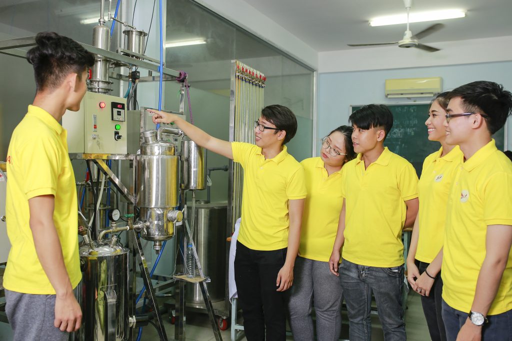 Ngành Công nghệ kỹ thuật hóa học: Sinh viên ra trường làm gì?