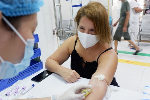 Người phụ nữ Mỹ từ Sài Gòn ra Hà Nội hiến huyết tương