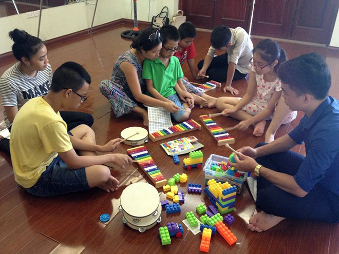 Sử dụng c&aacute;c tr&ograve; chơi, hội hoạ, &acirc;m nhạc để gi&uacute;p trẻ h&ograve;a nhập với cộng đồng