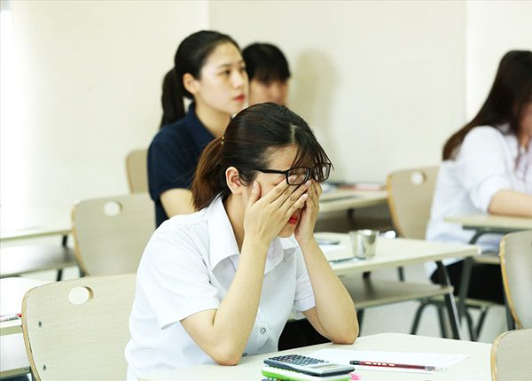 Nhiều th&iacute; sinh điểm thi cao nhưng rớt tốt nghiệp THPT v&igrave; điểm liệt