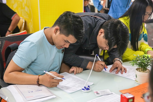 Th&iacute; sinh l&agrave;m thủ tục nhập học tại một trường Đại học