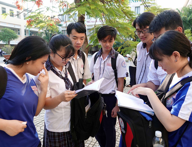 Th&iacute; sinh đến l&agrave;m thủ tục nhập học tại một trường ĐH tại TP HCM