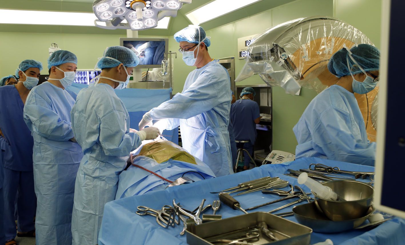 Dùng phương pháp phẫu thuật để điều trị tổn thương cột sống nghiêm trọng