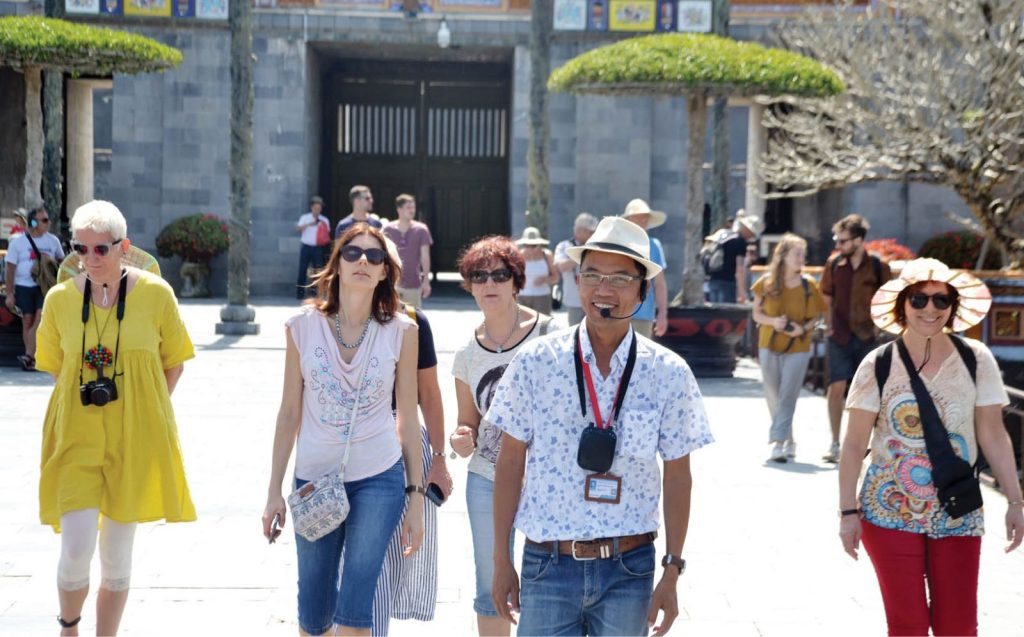 Những thuận lợi và khó khăn của nghề Hướng dẫn viên du lịch